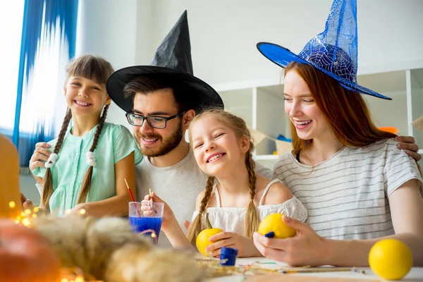 Familia en una mesa de Halloween — Foto de Stock