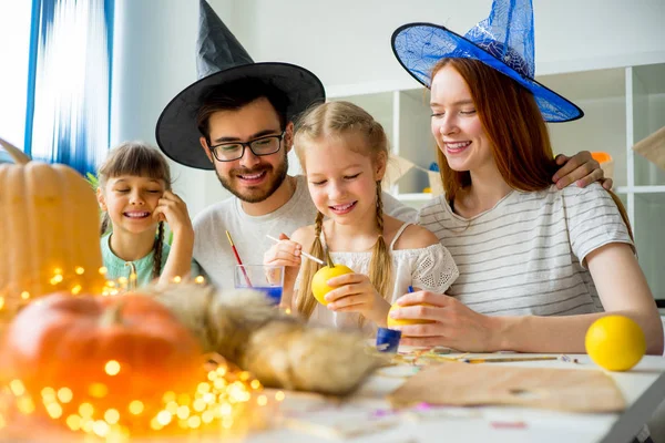 Aile bir Cadılar Bayramı masada