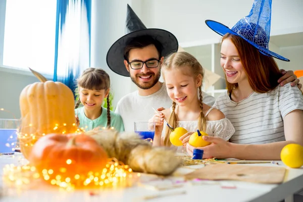 Aile bir Cadılar Bayramı masada