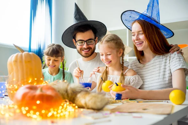 Familia en una mesa de Halloween — Foto de Stock