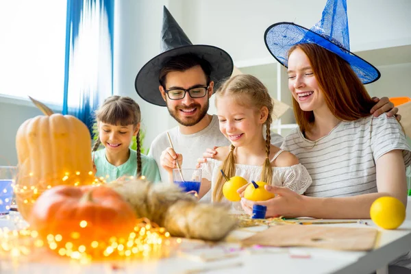 Familia en una mesa de Halloween —  Fotos de Stock