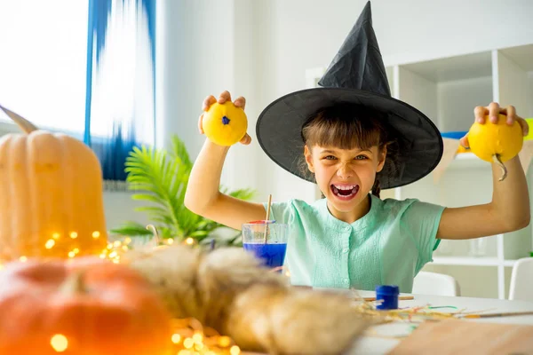 Kabak ile oynayan kız