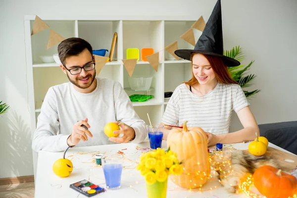 Pareja celebrando halloween — Foto de Stock