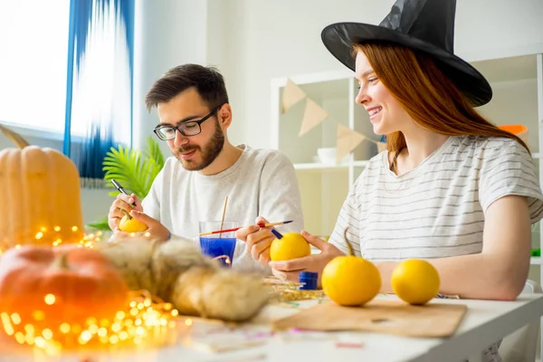 Çift kutluyor Cadılar Bayramı