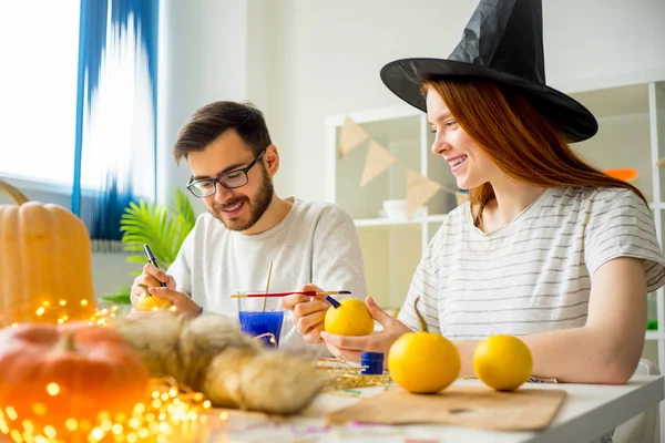 Çift kutluyor Cadılar Bayramı