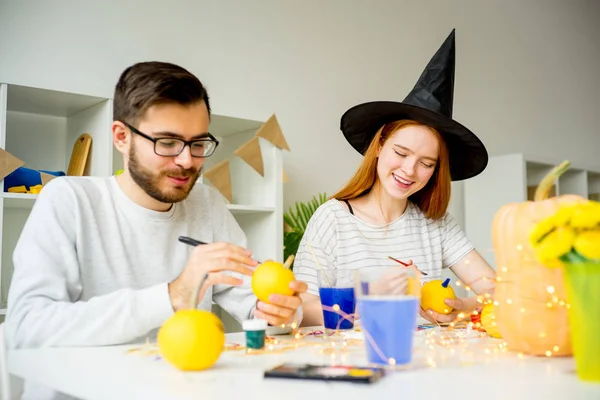 Pareja celebrando halloween — Foto de Stock