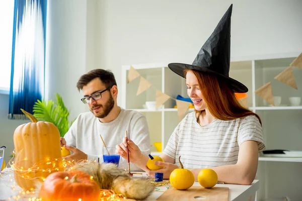 Çift kutluyor Cadılar Bayramı