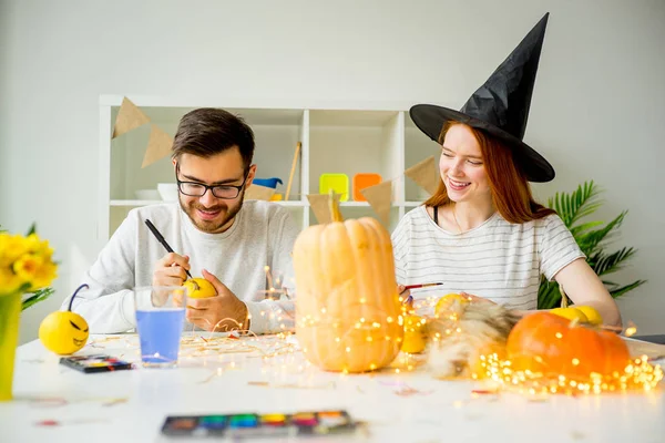 Pareja celebrando halloween — Foto de Stock