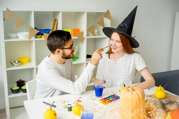 Çift kutluyor Cadılar Bayramı