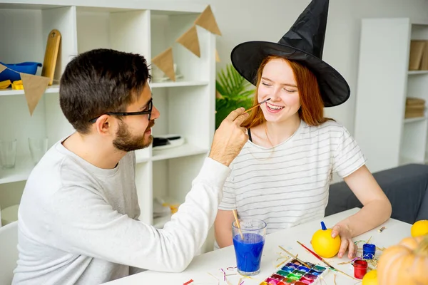 Pareja celebrando halloween —  Fotos de Stock