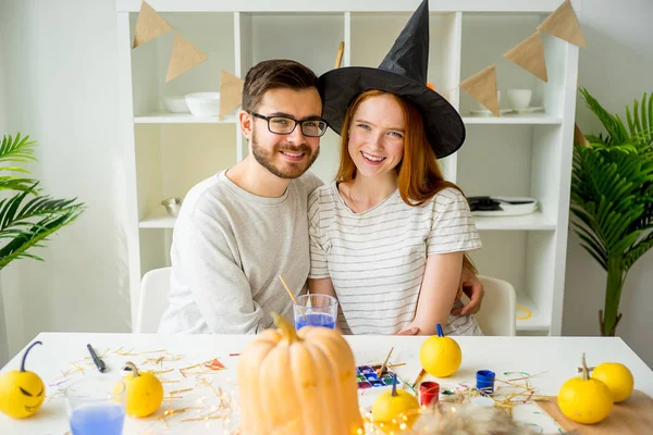 Çift kutluyor Cadılar Bayramı