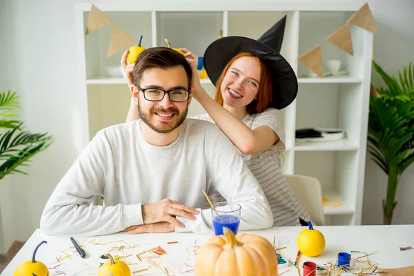 Çift kutluyor Cadılar Bayramı