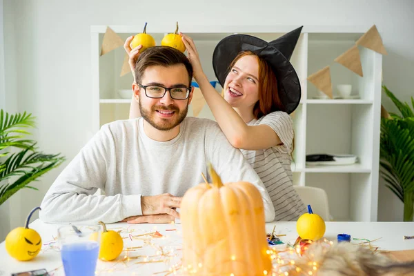 Couple célébrant Halloween — Photo