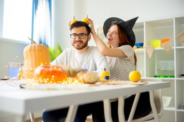 Çift kutluyor Cadılar Bayramı