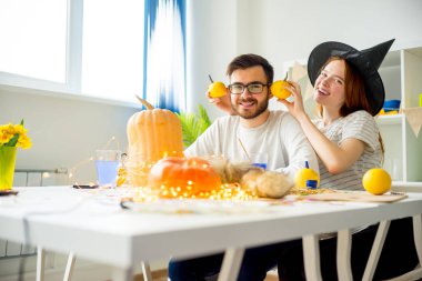 Kabak ile oynarken Çift