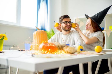 Kabak ile oynarken Çift