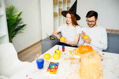 Kabak ile oynarken Çift