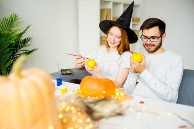 Kabak ile oynarken Çift