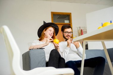 Kabak ile oynarken Çift