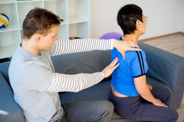 Hastayla çalışan fizyoterapist.