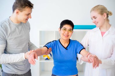 Fizyoterapi devam ediyor