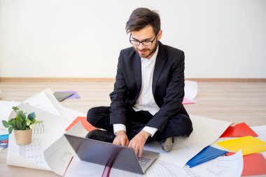 İç mimar çalışıyor