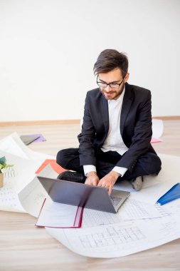 İç mimar çalışıyor