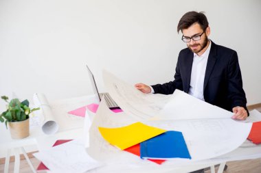 Mimar inşaat planlarıyla çalışma