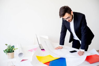 Mimar inşaat planlarıyla çalışma