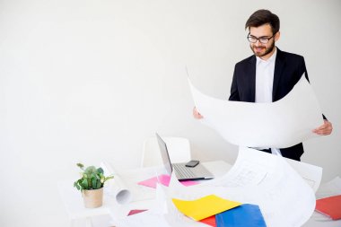 Mimar inşaat planlarıyla çalışma