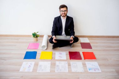 Mimar inşaat planlarıyla çalışma