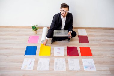 Mimar inşaat planlarıyla çalışma