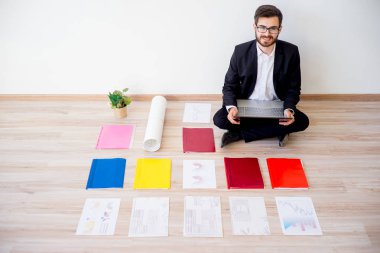 Mimar inşaat planlarıyla çalışma