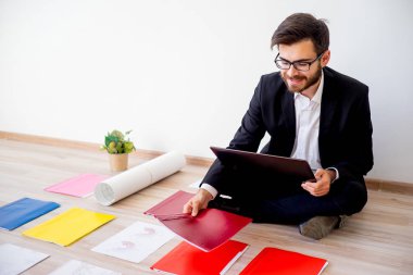 Mimar inşaat planlarıyla çalışma