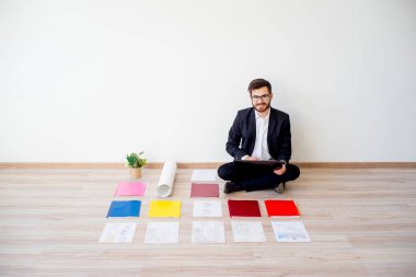 Mimar inşaat planlarıyla çalışma