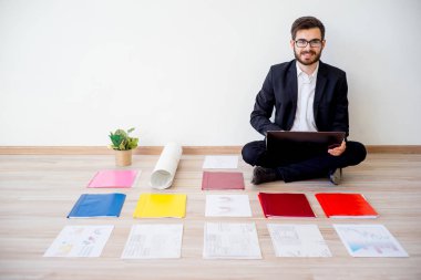 Mimar inşaat planlarıyla çalışma