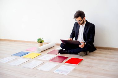 Mimar inşaat planlarıyla çalışma