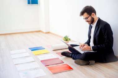 Mimar inşaat planlarıyla çalışma