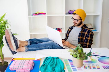 hipster işadamı çalışma