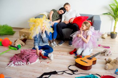 Bir karışıklık ortasında uyuyan anne