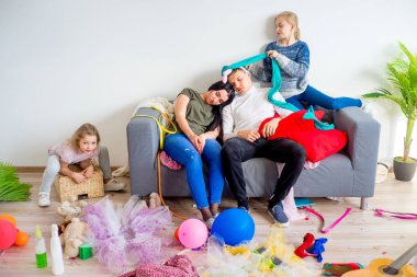 Bir karışıklık ortasında uyuyan anne