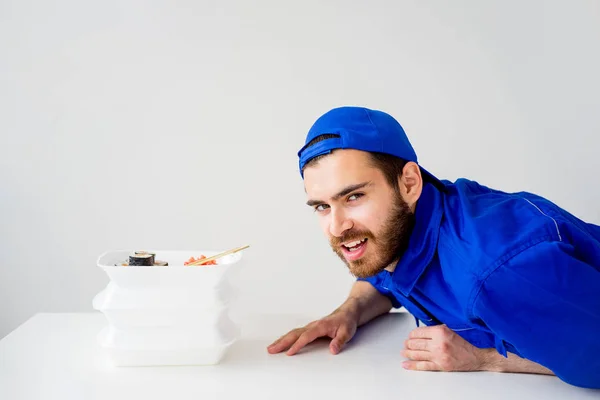 Smiling delivery guy — Stock Photo, Image