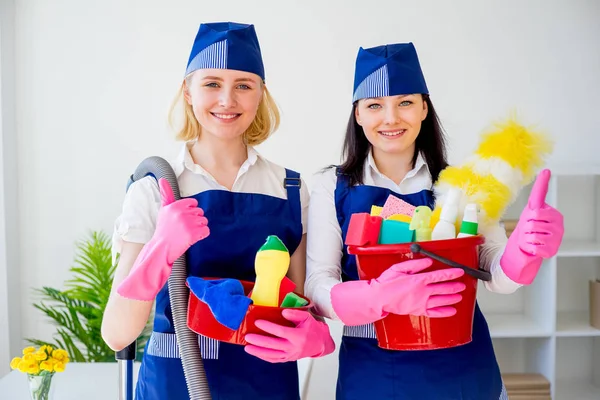 Deux filles de service de nettoyage — Photo