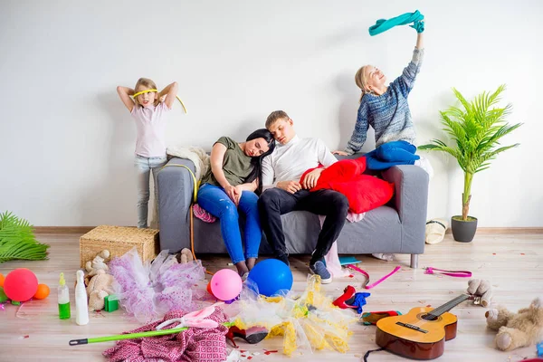 Ouders slapen in een midden van een puinhoop — Stockfoto