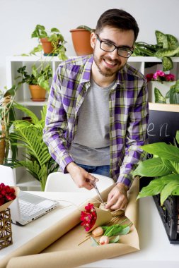 bir çiçekçi dükkanı