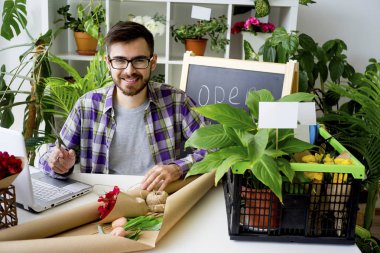 bir çiçekçi dükkanı