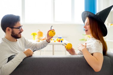 Kabak ile oynarken Çift