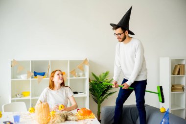 Cadılar Bayramı'nda eğleniyor Çift