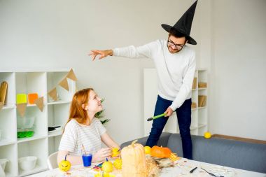 Cadılar Bayramı'nda eğleniyor Çift