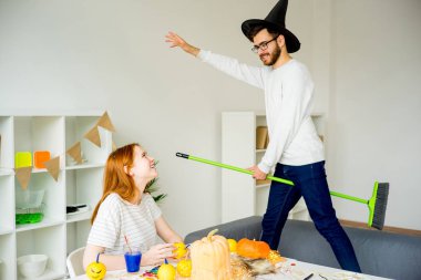 Cadılar Bayramı'nda eğleniyor Çift